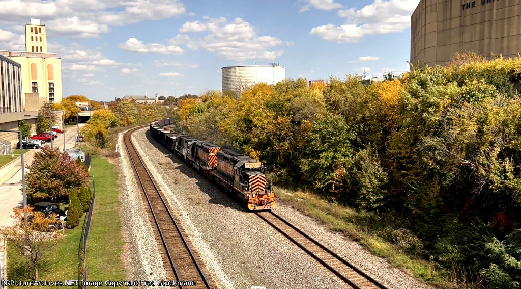 WE 3048 leads west on 2 track.